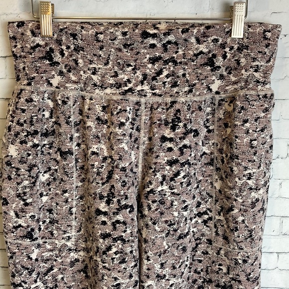 Athleta Salutation textured jogger Meadow Decadent Chocolate L Athleisure Gym - Picture 3 of 12